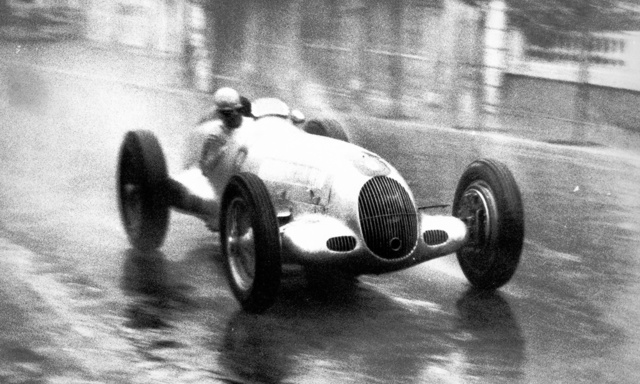 Rudolf Caracciola logra ganar la accidentada carrera de 1936, y por su actuación en ese día, recibe el apodo de regenmeister el señor de la lluvia