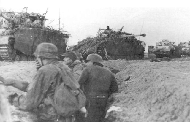 Columna blindada y panzergrenadieren de la Totenkopf durante los combates de primavera en Hungría. Marzo 1945