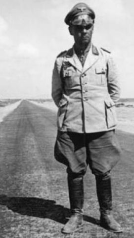 General der Panzertruppe Erwin Rommel con uniforme tropical, posando después de la Operación Crusader