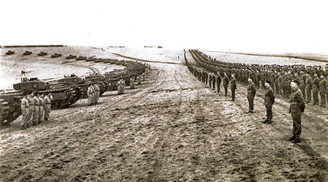 Tropas del Regimiento acorazado Calgary inspeccionadas por el Rey Jorge VI poco antes de embarcarse