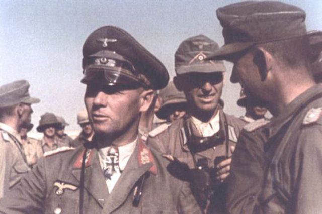 Rommel junto a un grupo de oficiales de su Cuartel General