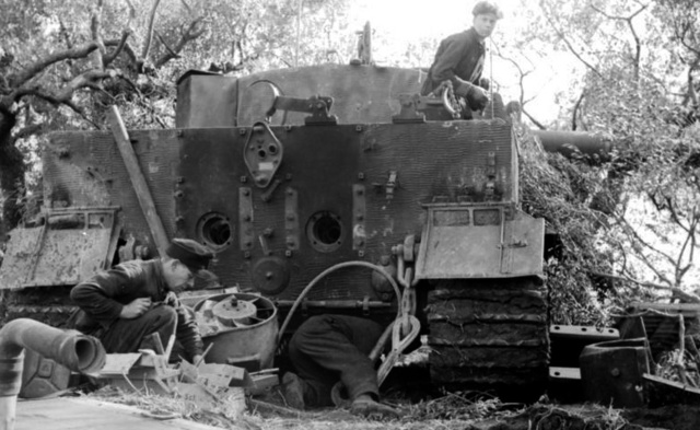 Mecánicos del 508 Panzer Abteilung, reparando un Tiger I