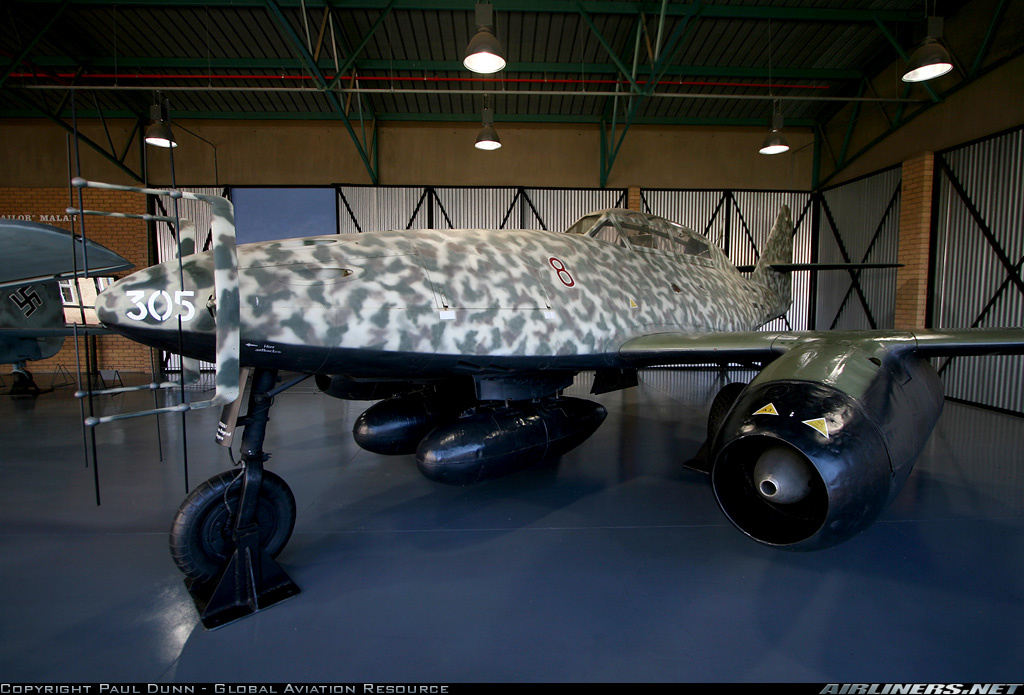 Messerschmitt Me 262B-1a U1 Schwalbe con número de Serie 110305 conservado en el South African National Museum of Military History en Johannesburg, Sudáfrica