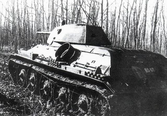 T-34 procedente de la fábrica de tanques de Stalingrado. Es característico de esta fábrica por la parte trasera de la torre con una plancha plana