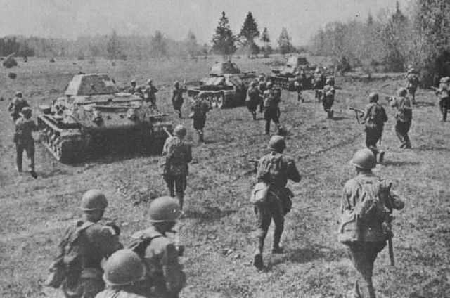 Carros T-34 76 e infantería avanzando durante la batalla de Orel. Verano de 1943