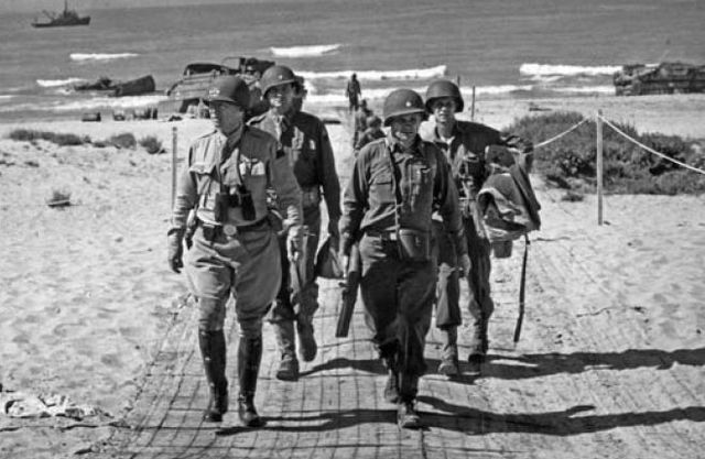 Patton en Sicilia el 11 de Julio de 1943, día D+1. A su izquierda su jefe de gabinete, el General Hap Gay, detrás su nuevo ayudante de campo, el Teniente Coronel Charles Codman