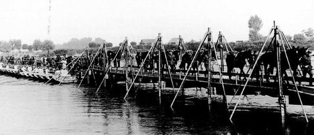 Unidad de infantería alemana cruzando un puente de pontones cerca de la localidad de Tarnobrzeg