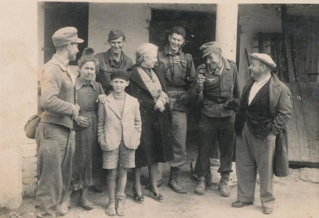 Peter During con sus captores y la familia que los acogió