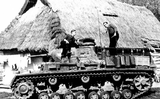 Un Panzerbefehlswagen III en una aldea polaca