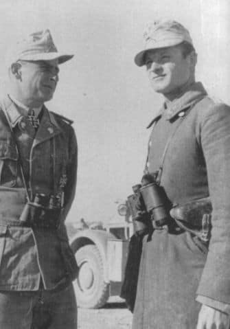 Kümmel, izquierda, con un soldado de la Luftwaffe