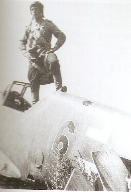 Teniente N. Zavrazhin del 427º grupo posa en los restos de un Me 109 del JG52, el cual derribó el 27 de julio