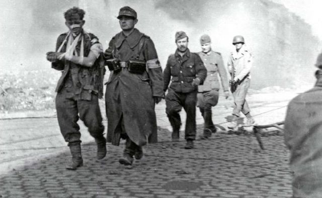 Prisioneros alemanes en las calles de Aquisgrán. 15 octubre 1944