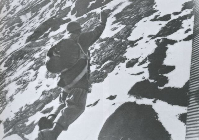 Paracaidista saltando desde un Ju 52 durante la batalla de Narvik