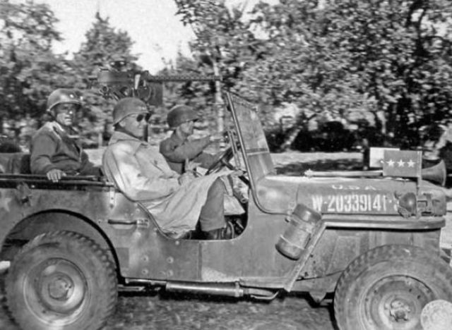 Patton en su jeep, visitando a la 5ª División Blindada en Gossicourt, Francia durante el otoño de 1944