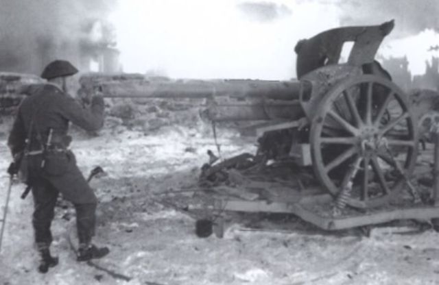 Mayor Jack Churchill examinando uno de los cañones capturados en la isla de Maaloy