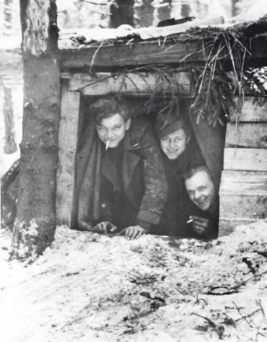Jovencísimos Panzergrenadieren de la Das Reich en un improvisado refugio en el frente de las Ardenas. Enero 1945