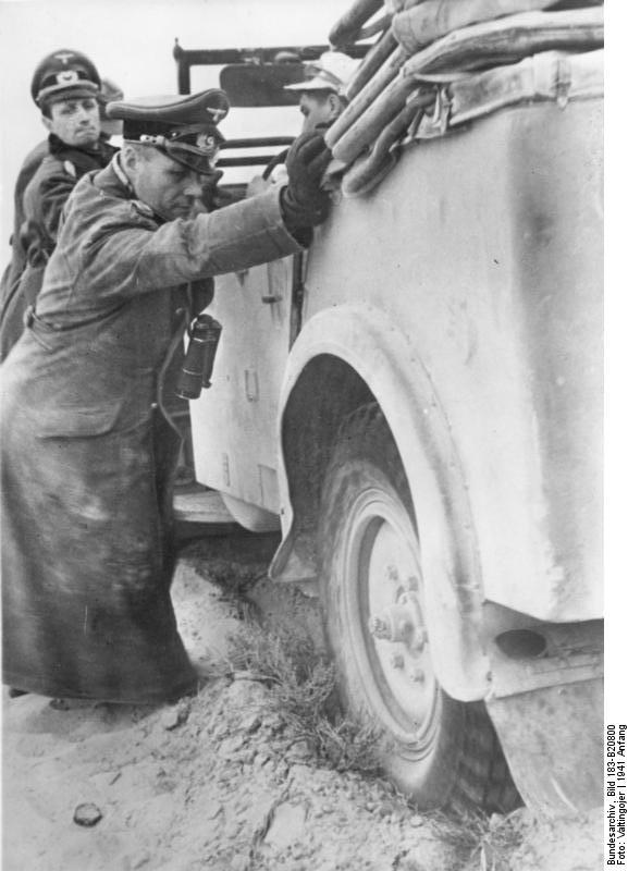 El general Rommel ayudando a liberar del barro un coche en enero de 1941 en el norte de África