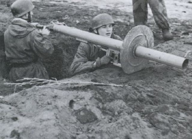 Las últimas levas de paracaidistas instruyéndose en el uso del Panzerschreck