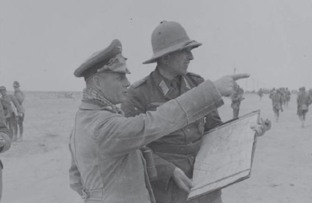 Rommel, Wüstenfuchs, el Zorro del Desierto, siempre en primera línea impartiendo órdenes a sus hombres