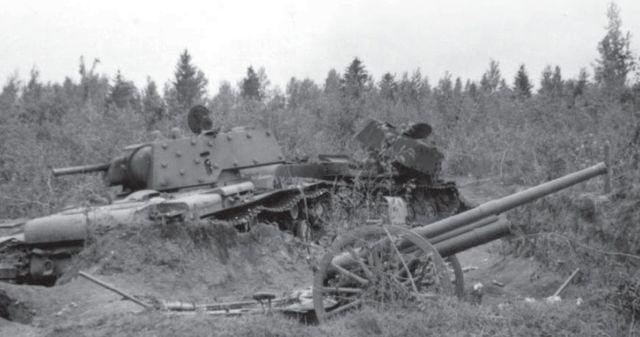 Tanques soviéticos KV-1 y artillería abandonados en Barvenkovo