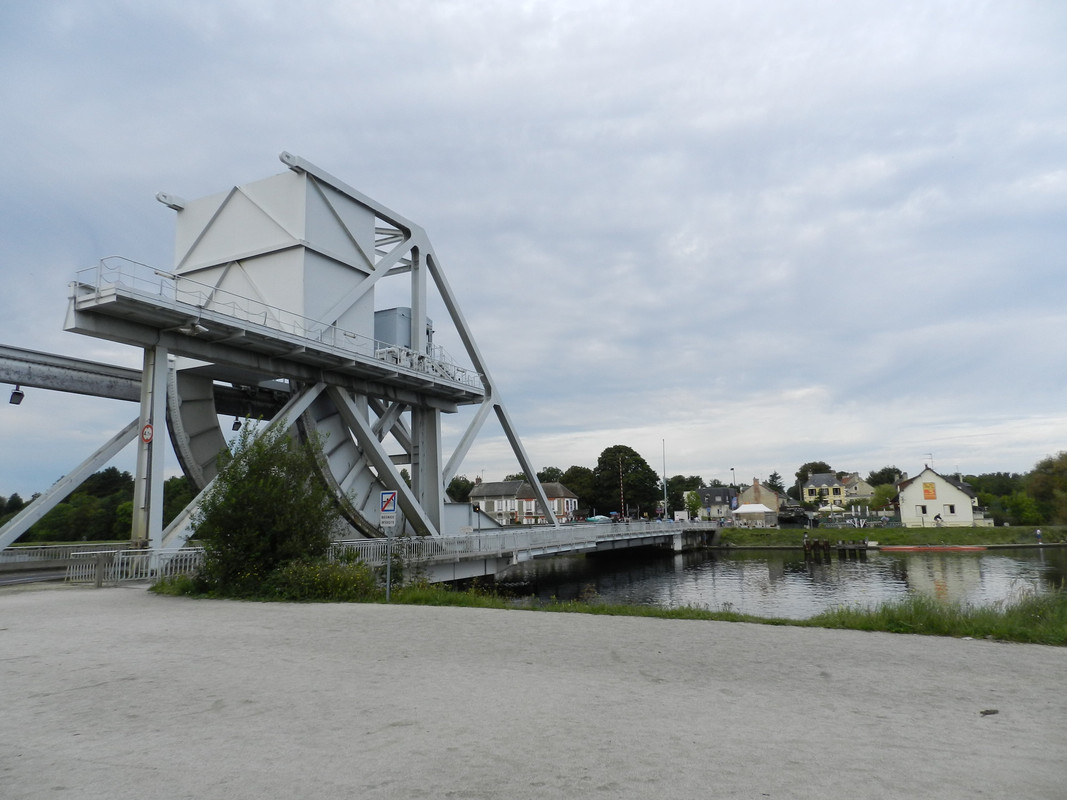 El puente antiguo se encuentra en el museo cercano. El nuevo puente es similar al original pero adaptado al tráfico de vehículos y barcos que atraviesan el canal actualmente