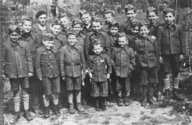 Retrato de grupo de niños supervivientes del campo de concentración de Buchenwald