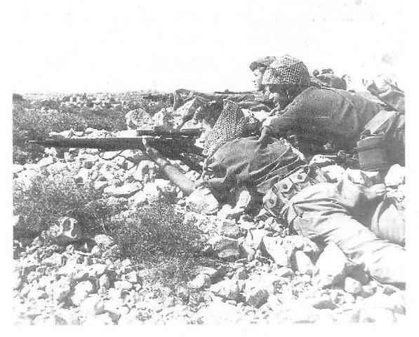 Soldados de la Palmach de la Brigada Harel en combate con la Legión Árabe en torno a Jerusalén