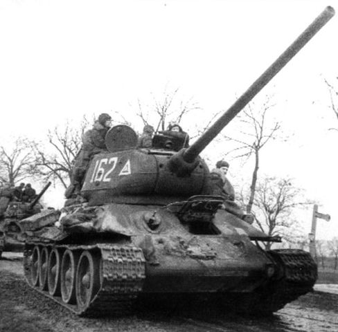 Columna de T-34 85 del 2º Ejército de Carros de la Guardia en dirección a Stettin, febrero de 1945