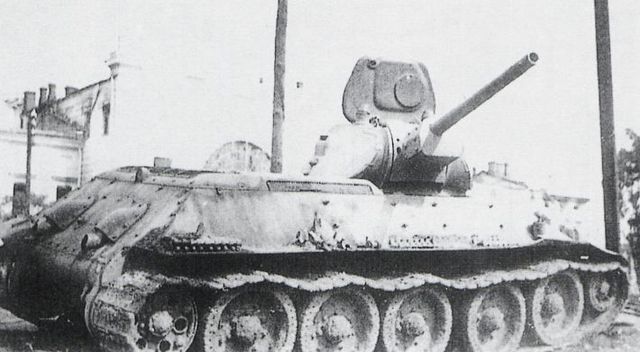 T-34 76 modelo de 1940 abandonado en Vinnitsa, Ucrania, tras las batallas de Dubno-Brody en junio de 1941
