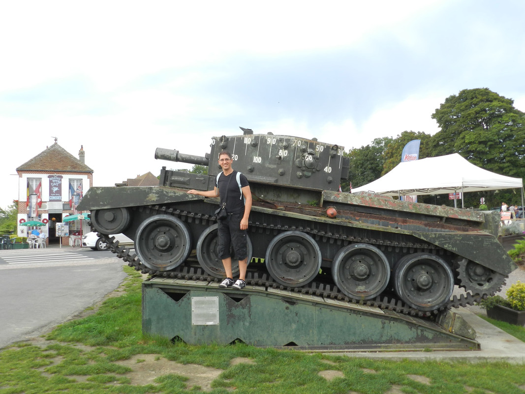 En las cercanías del café Gondrée hay un carro blindado británico Centaur y una tienda-museo de militaria