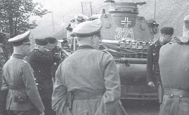 Rommel, de espaldas, a la izquierda de la imagen, con su nueva unidad, la 7ª Panzer-Division antes del ataque a Francia