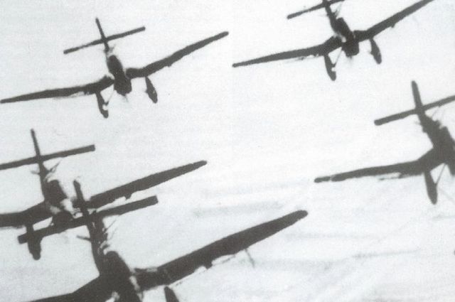 Una escuadrilla de Stuka picando hacia su objetivo en territorio soviético