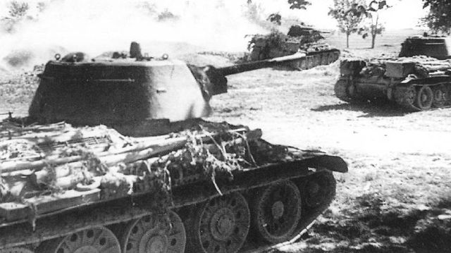 Tanques soviéticos T34 76 entre el humo y fuego de la batalla