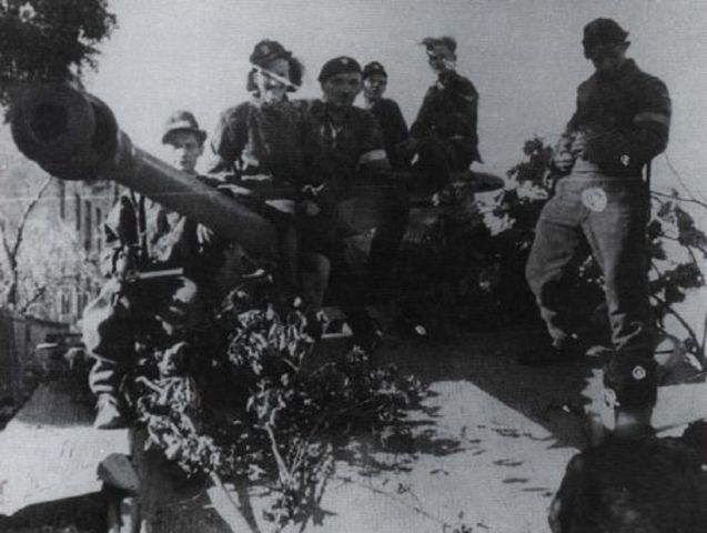 Soldados polacos del batallón Zoska sobre un Panther capturado. Este Panther se utilizó para atacar las torres de vigilancia del campo de prisioneros de Gesiowka