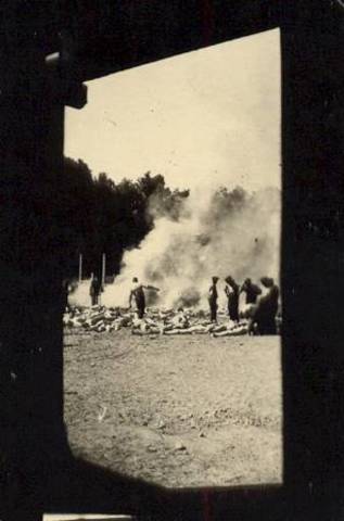 Cuando los hornos no tenían la capacidad de incinerar, se quemaban los cuerpos al aire libre en hogueras