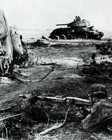 Ametrallador de la Totenkopf junto a un T-34 soviético puesto fuera de combate. Verano de 1943