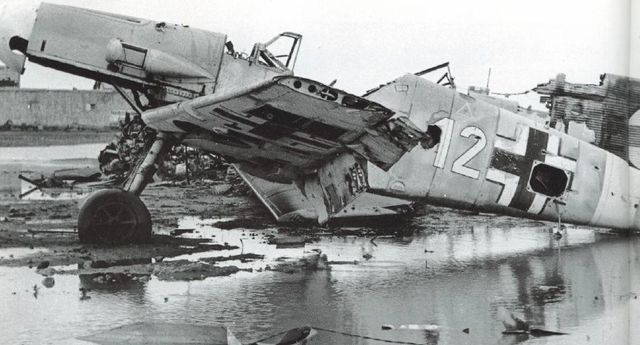 Aparatos de la Luftwaffe destrozados en el aeródromo de Derna, Libia. Finales 1942