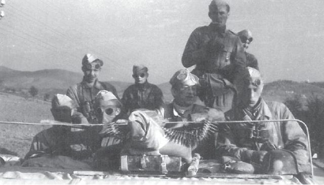 Miembros de la columna motorizada de Mors en un vehículo italiano capturado