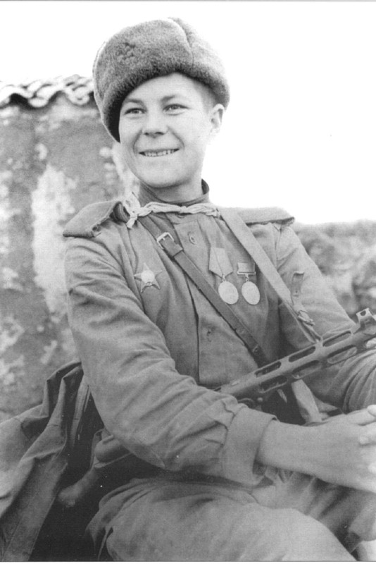 Cabo V. Gik, condecorado por los combates en kerch, nov 1943