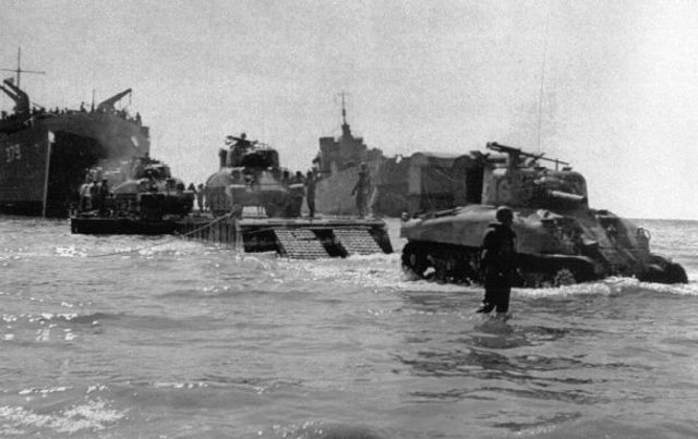 Otra imagen de tanques Sherman estadounidenses desembarcando en Paestum