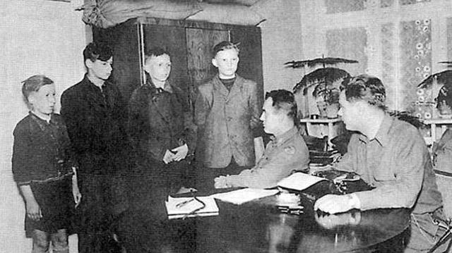Interrogatorio a cuatro niños de la Werwolf acusados de atacar las líneas de comunicación aliadas. Osterburgo, 1945
