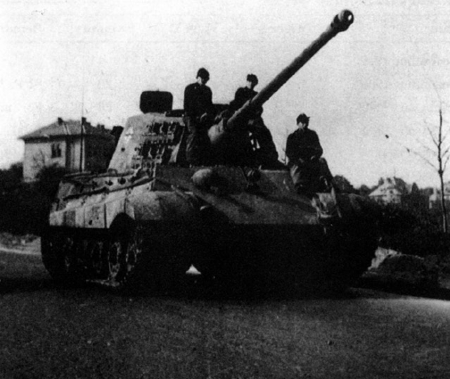 Königstiger del 503 BCP durante los combates en el Lago Balatón, Hungría. Marzo de 1945