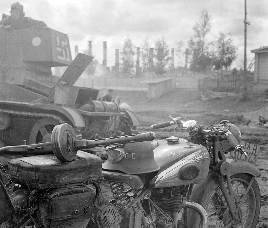 Motocicleta NSU 501 del Ejército finlandés junto a un blindado
