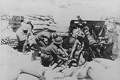 Artillería británica bombardeando posiciones italianas en Cheren, Eritrea