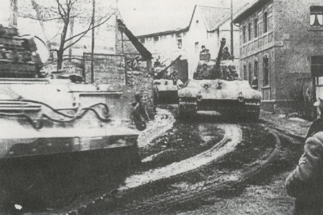 Carros de combate del Kampfgruppe Peiper en Tondorf, Alemania, antes del cruce de la frontera belga para participar en la ofensiva alemana en las Ardenas. 16 de diciembre de 1944