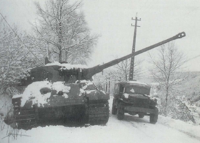Tiger II del Batallón de Carros Pesados 501 SS capturado intacto en La Gleize, durante la ofensiva de las Ardenas. Fue abandonado por su tripulación por falta de combustible