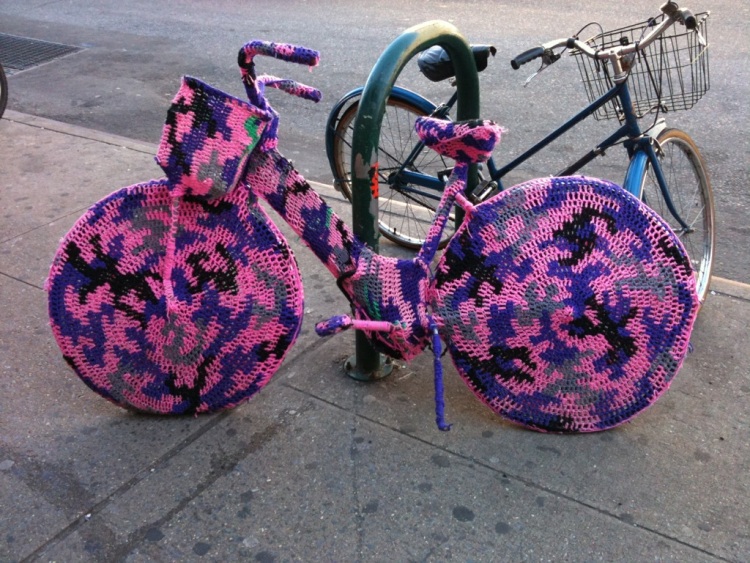 Brooklyn_Street_Art_Bicycle_knitted_cozy1
