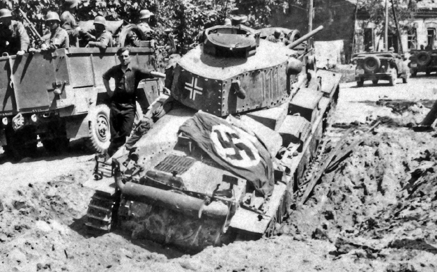 Este Panzer 38t del 25ª Pz. Reg. ha quedado fuera de combate momentáneamente debido a una mina cerca de la ciudad lituana de Alytus. 22 de junio de 1941