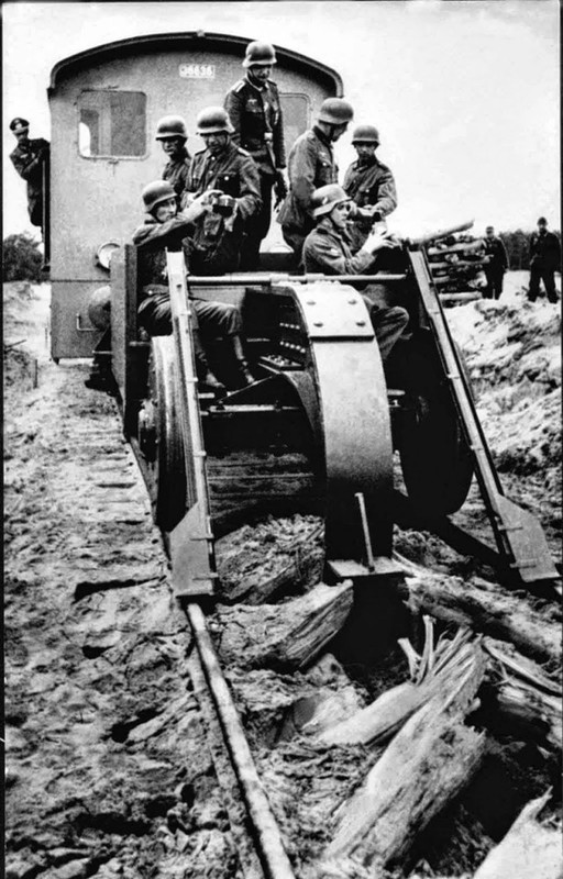 Las tropas alemanas usan un Schwellenpflug para destruir las vías del tren mientras se retiran del territorio soviético, 1944