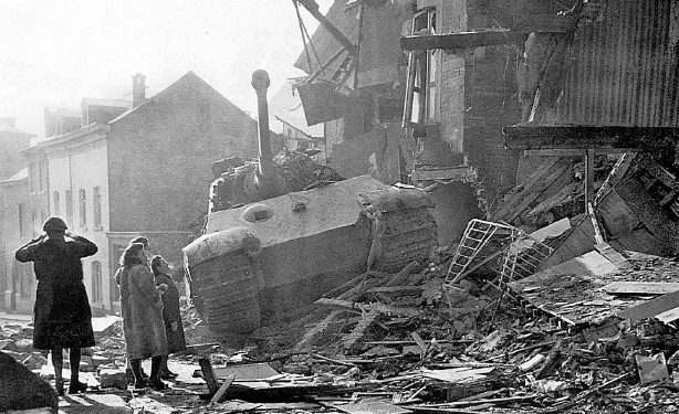 Königstiger del Kampfgruppe Peiper abandonado después de ser alcanzo en un costado por el fuego antitanque en la población belga de Stavelot